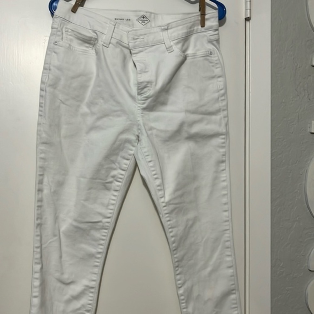 St. John’s Bay white skinny leg cropped jeans size 10